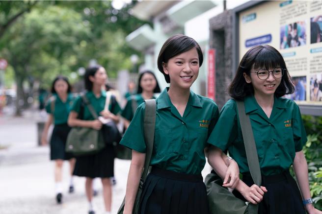 电影《夜校女生》由陈姸霏（右）、项婕如领衔主演。（兴扬电影提供）