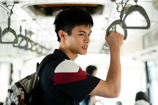 邱以太在《夜校女生》饰演帅气的资优生。（兴扬电影提供）