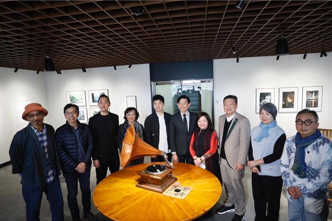 高雄起家的三发地产近日举办名为《抚声忆 Echo of Touch》的展览，展出百年留声机的音声魅力。（三发地产提供）