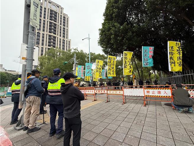 约20小草北检声援柯文哲，指政治迫害要求放人。（陈鸿伟翻摄）