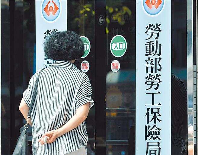 社保司今（26日）宣布，明年1月1日起，将依法调高国民年金费率，从现行10％，升至10.5％。（本报资料照）