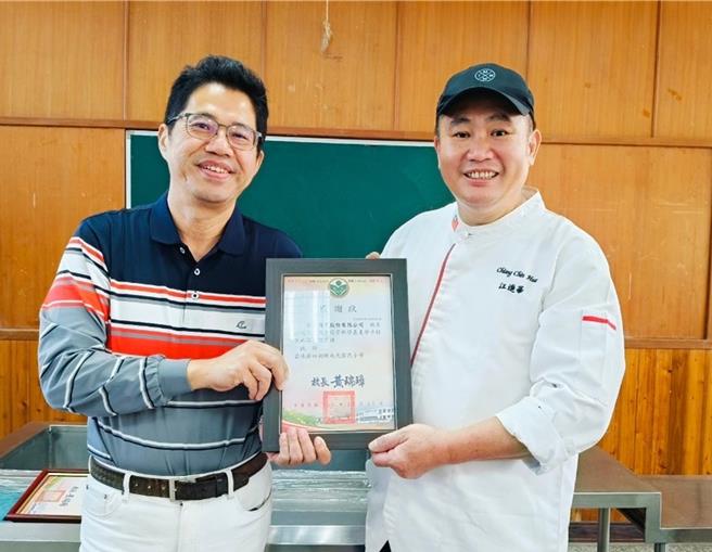 高雄翰品酒店行政主厨「阿华师」江进华（右），26日前往四湖乡南光国小捐赠2万元作为校务发展基金，并煮了1锅拿手的玉米浓汤，让学童暖胃又暖心。（张朝欣摄）