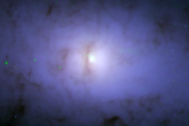 哈伯太空望远镜拍摄的 NGC 5084，中心附近的一条深色垂直线显示了围绕核心运行的吸积盘的曲线，其存在表明内部存在超大质量黑洞。圆盘和黑洞具有相同的方向，从星系的水平方向完全倾斜。 （NASA/STScI）