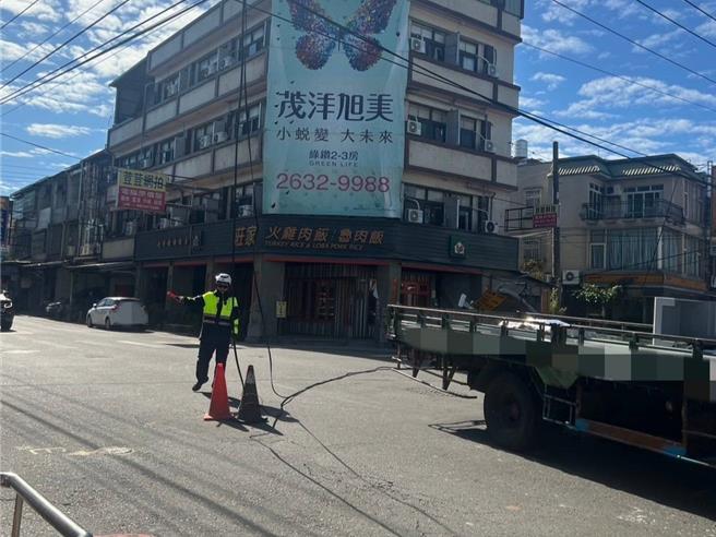 台中市大肚区游园路与中蔗路口交通号志26日13时多遭车辆勾扯倒地，警方获报立即派遣4名警力到场协助路口交通指挥，并通报交通局、台电和维修厂商赶往抢修号志，顺利在17时多修復完成。（民眾提供／潘虹恩台中传真）