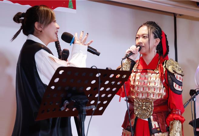 張芸京（右）與親妹妹破冰同台演出。（哈利路亞家教會提供）