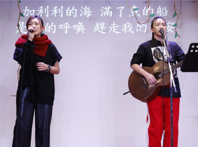 張芸京（右）與親妹妹破冰同台演出。（哈利路亞家教會提供）