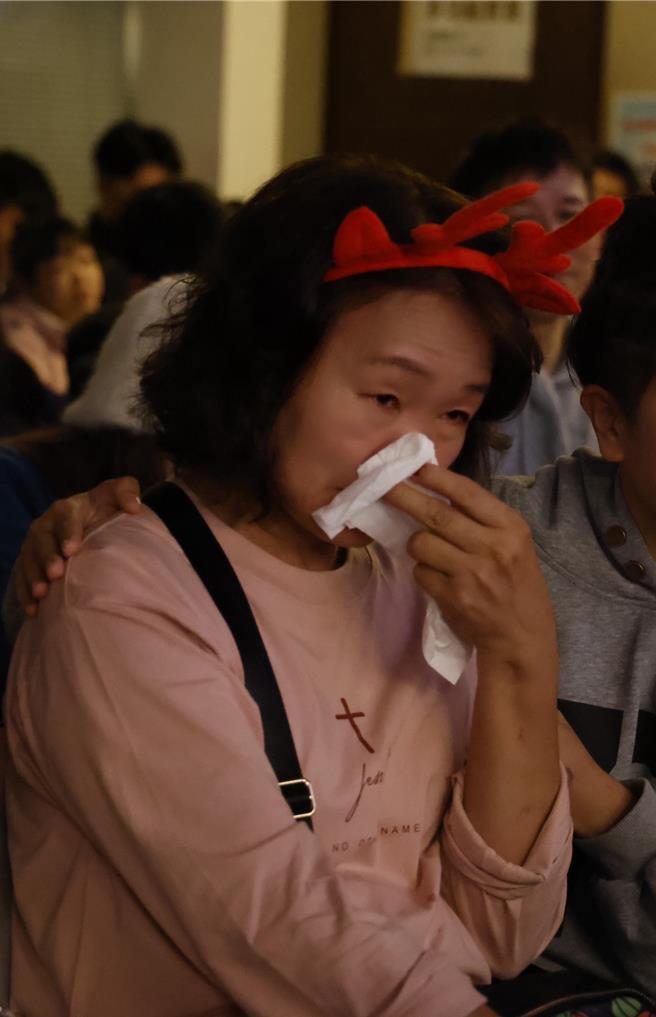 張媽媽在台下感動落淚。（哈利路亞家教會提供）