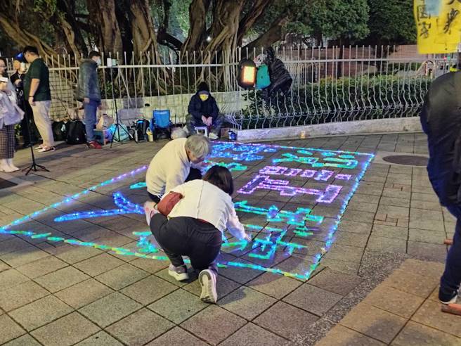 小草排字「没证据就放人」。（陈鸿伟摄）