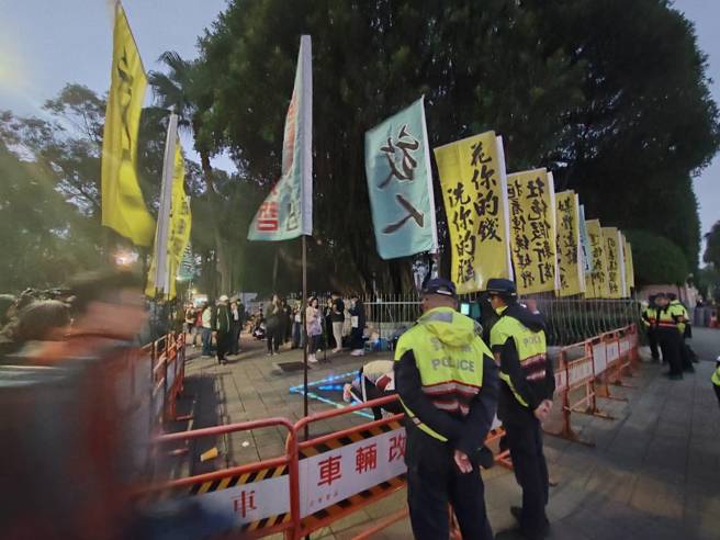 小草排字「没证据就放人」。（陈鸿伟摄）