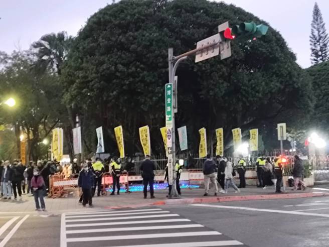 小草排字「没证据就放人」。（陈鸿伟摄）