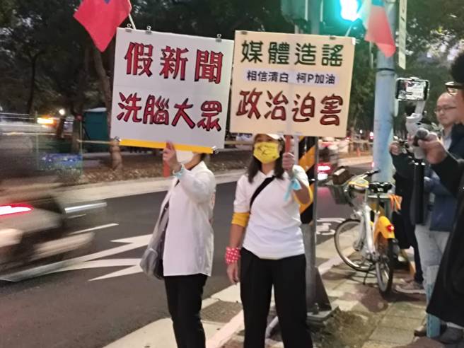 小草排字「没证据就放人」。（陈鸿伟摄）