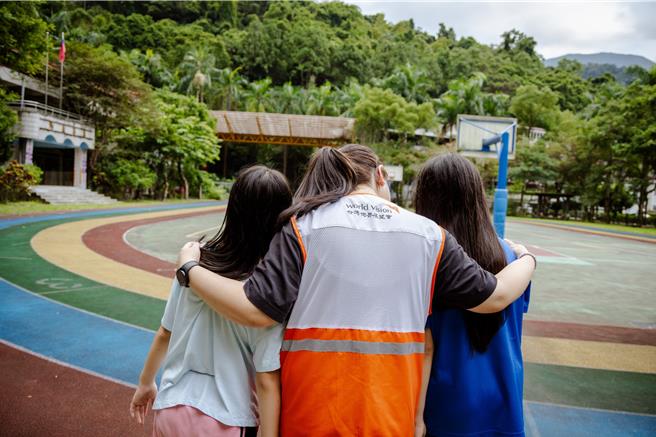 台灣世界展望會於中彰投雲嘉共關懷1萬3970名兒少，為幫助孩子與家庭平安過好年、安心迎接開學，即日起至明年2月底籌募紅包，目前有愛心企業、社團與民眾陸續捐款，仍有約1300萬元缺口急待滿足。（世界展望會中區辦事處提供／潘虹恩台中傳真）