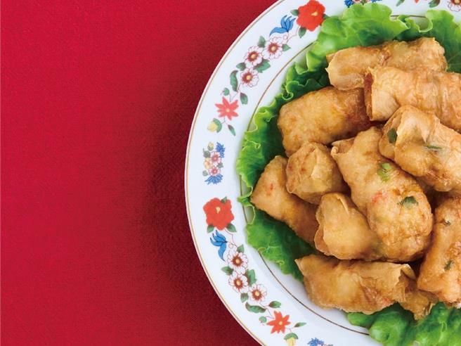 「小福利麻辣鍋」冬季新菜「虎皮蝦捲」，一口咬下外層酥脆、內裡彈牙。（圖／饗賓餐旅集團）