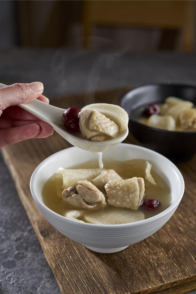 民眾到「享鴨」用餐，可點購古早味「日曬蘿蔔錢燉雞湯」禦寒，白蘿蔔薄片經日曬、陰乾，再與新鮮雞肉一同燉煮數小時，湯頭甘甜脆口。（圖／王品集團）