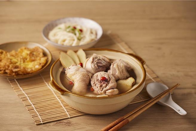 明年1月2日前，民眾到全聯選購「王品嚴選醇香老酒麻油雞鍋」、「石二鍋剝皮辣椒雞」等鍋物，均一特價349元，解凍加熱輕鬆上桌。（圖／王品集團）