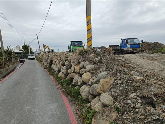 台中市大甲區太白里1處農路為土堤護岸，因年久失修呈現裂縫滲漏，每當豪大雨來淹，除造成沿線部分農地流失，更造成道路泥濘危及用路人安全。（市議員施志昌提供／張妍溱台中傳真）