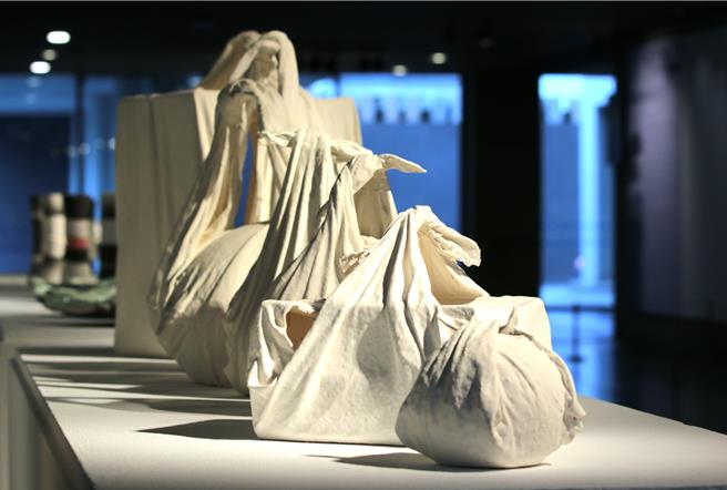 《包裹》以陶瓷沾浆的技法，让日常使用而逐渐破损的纤维布，以陶艺的形式保存下来。（贺培晏摄）