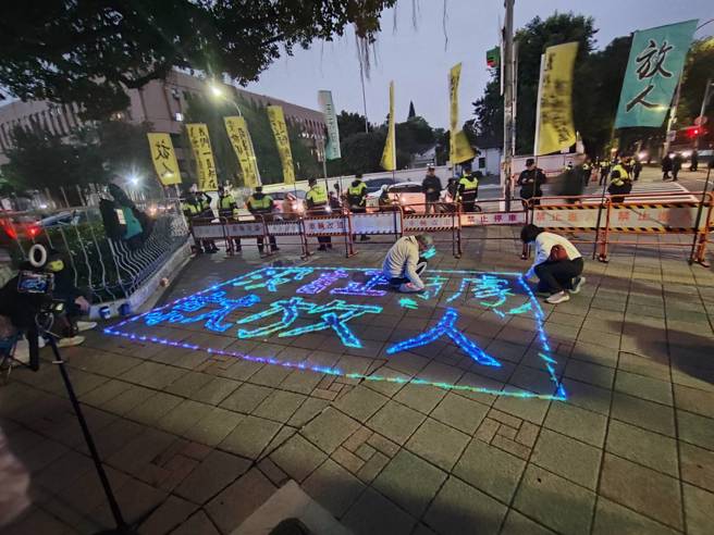 小草排字「沒證據就放人」。（陳鴻偉攝）