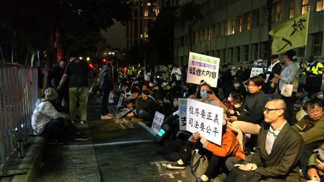 民眾黨主席柯文哲涉及京華城容積案及政治獻金案，台北地檢署今（26）日偵結，檢方共求刑28年6月。訊息一出，引發支持者不滿，近百名民眾黨「小草」下午齊聚北檢表達抗議。（翻攝畫面）