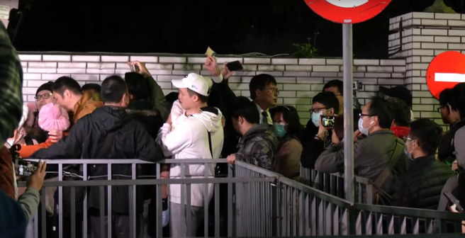 民眾黨緊急應變小組召集人黃國昌突然現身北院，他一進法院便表示：「我很想看我們家主席，我很想念他。」（翻攝畫面）