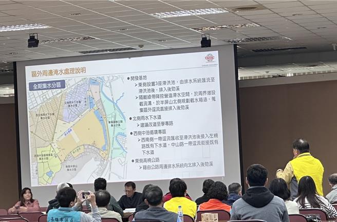台積電26日下午在高雄楠梓區舉行環境影響說明書公開會議，對於廠區的排水項目說明。（民眾提供／林瑞益高雄傳真）