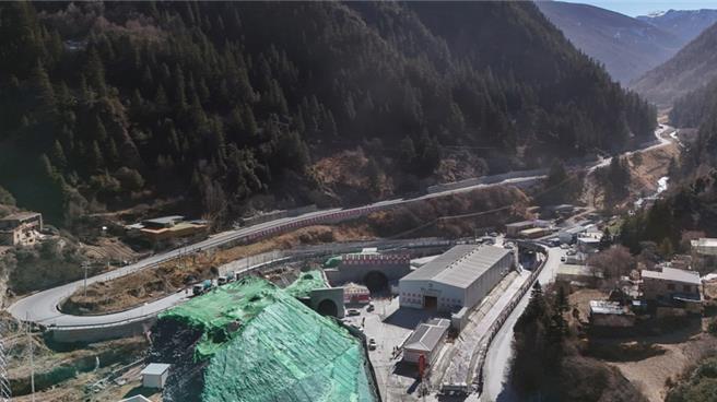 中共红军长征翻越第一座大雪山隧道3年贯通。（新华社）