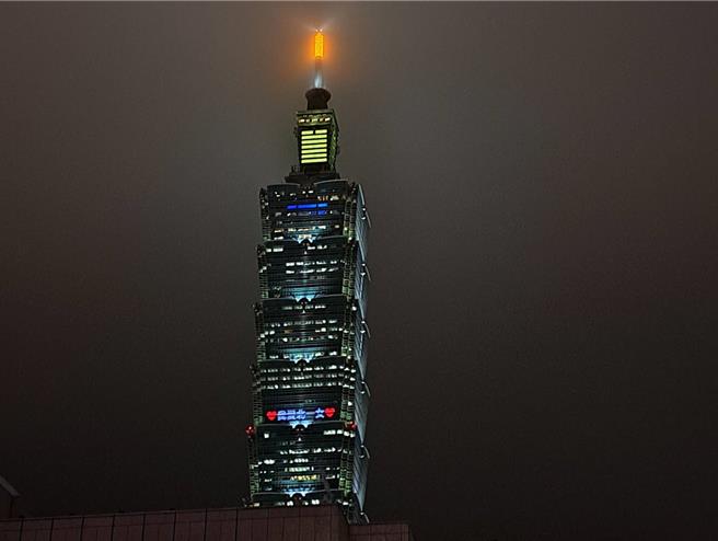 「我愛北一女」台北101大樓耶誕節點燈漏拍，台北101大樓董事長賈永婕26日回應，希望明年情人節可以與北一女合體舉行聯名活動。（温予菱攝）