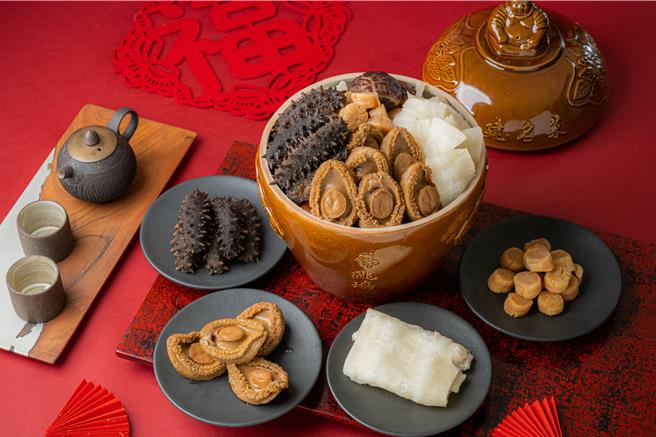 涵碧楼富贵养生年菜「聚春极品佛跳墙」，汤头浓郁、滋味层次丰富。（涵碧楼提供）