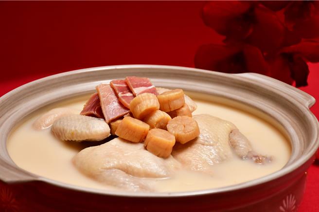 雪浓花胶极品锅，温润甘醇、养顏美容又补身。（涵碧楼提供）