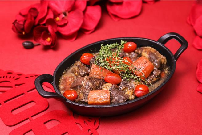 涵碧楼养生富贵年菜澎湃登场，以食材珍贵与养生为主题，图为红酒炖牛肉。（涵碧楼提供）