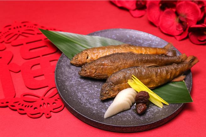 涵碧楼养生富贵年菜澎湃登场，以食材珍贵与养生为主题，图为香鱼梅汁甘露煮。（涵碧楼提供）
