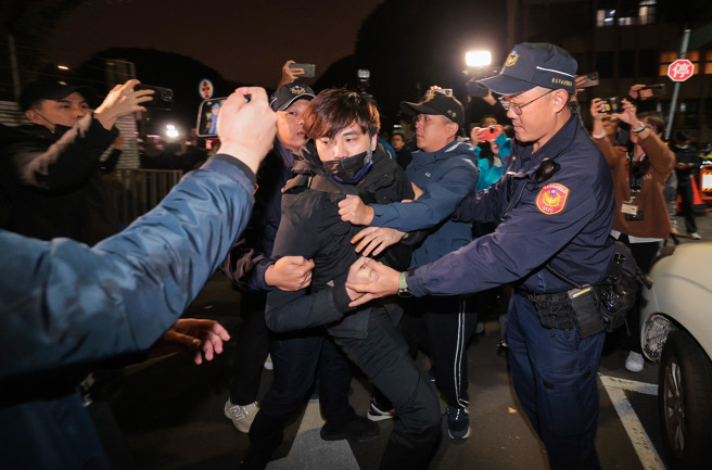 台北地檢署偵辦京華城案、柯文哲政治獻金案26日偵結，不少小草（民眾黨支持者）晚間前來北檢聲援柯，一度爆發衝突、推擠。（郭吉銓攝）