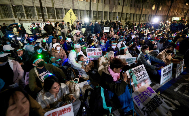 台北地檢署偵辦京華城案、柯文哲政治獻金案26日偵結，不少小草（民眾黨支持者）晚間前來北檢聲援柯，手舉公開審理、釋放柯P、政治辦案羅織罪名、司法要公正程序要正義等標語。（郭吉銓攝）