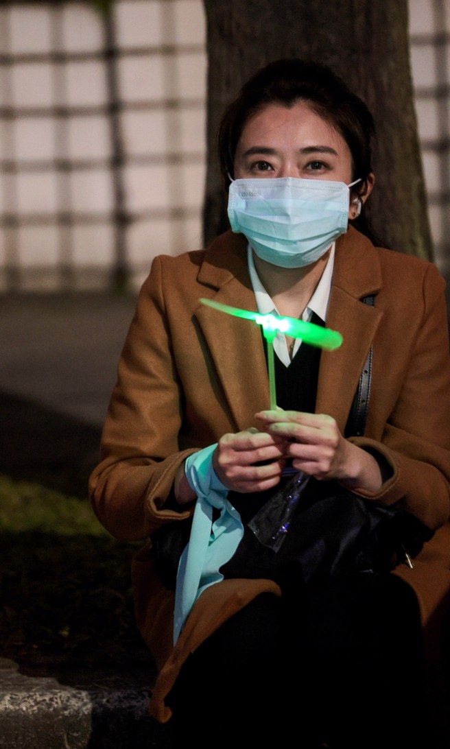 台北地檢署偵辦京華城案、柯文哲政治獻金案26日偵結，不少小草（民眾黨支持者）晚間前來北檢聲援柯，手舉公開審理、釋放柯P、政治辦案羅織罪名、司法要公正程序要正義等標語。（郭吉銓攝）