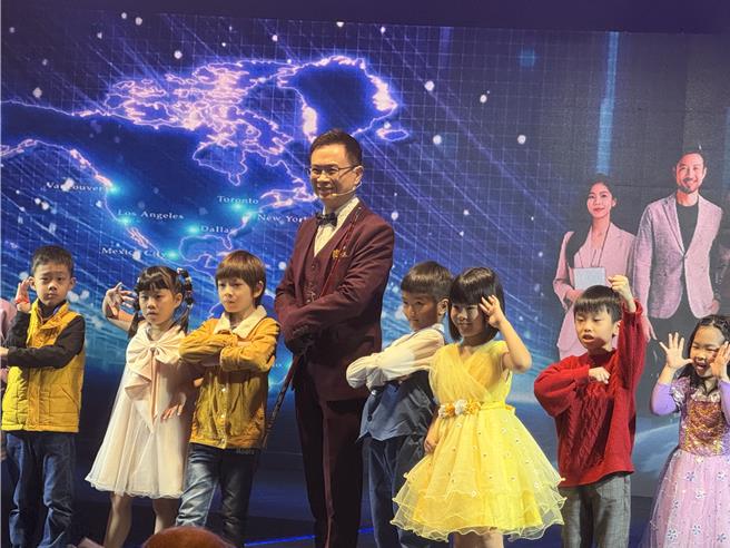 外貿協會董事長黃志芳26日舉辦2025年度記者會，與孩子們同台，象徵未來繼續帶領中小企業一起成長。會中他同時也宣布，配合「境內關外」政策，明年將「加倍邀請」國外買主來台，停留消費。(王玉樹攝)