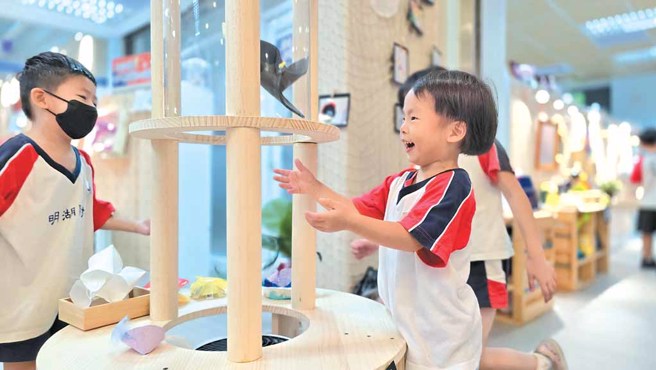 风管飞行器－看看哪些东西可以飞起来。（图／臺北市教育局提供）