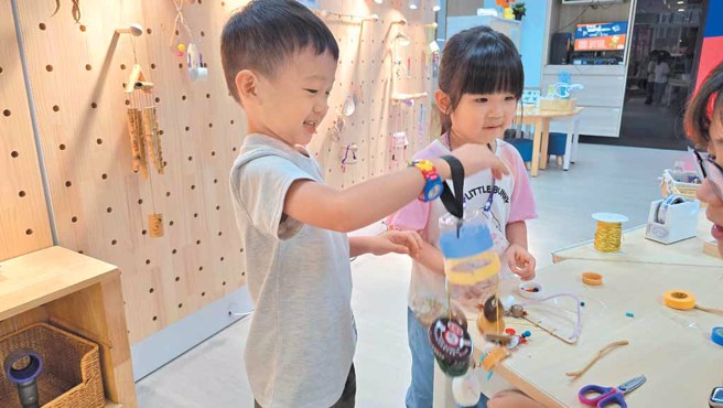 风铃－研究风铃要怎么做才能发出声音。（图／臺北市教育局提供）
