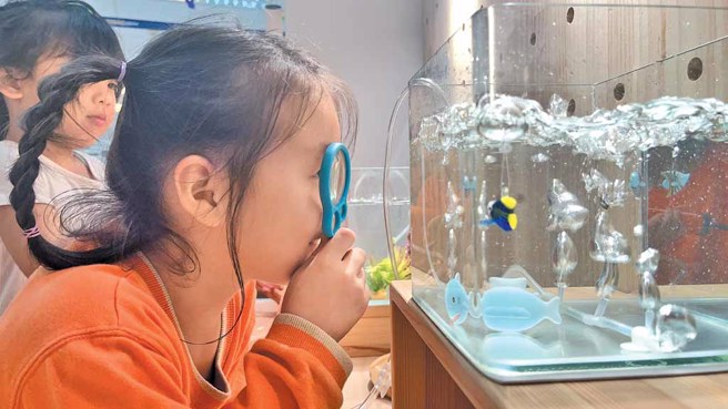 水中泡泡－空气跑进水中会是什么样子呢？（图／臺北市教育局提供）