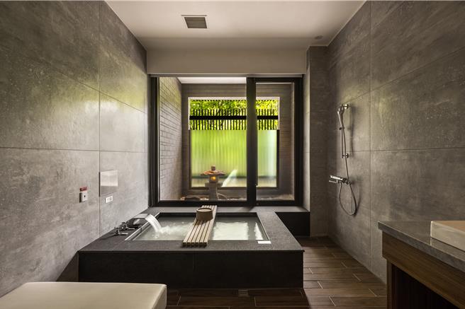 「暖心暖旅一日游」专案，双人独享私密独立汤屋90分钟，可感受浓郁纯净的白磺温泉和绿意造景。（北投丽禧温泉酒店提供）