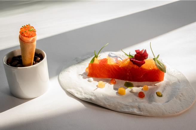 前菜「淡熏日本银鲑」选用油脂较少、紧实Q弹的日本银鲑以苹果木烟熏，搭配当季新鲜柑橘果肉。（北投丽禧温泉酒店提供）