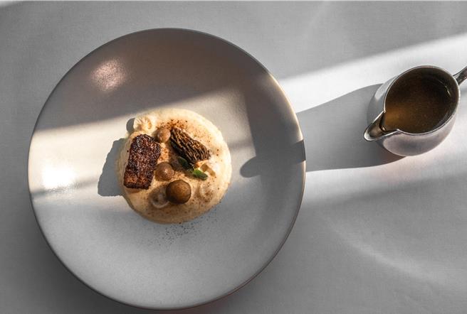 「松露牛肝菌菇汤」内含硕大饱满的干贝，沾裹牛肝菌菇粉乾煎，搭配各式菇类，滋味浓郁鲜香。（北投丽禧温泉酒店提供）