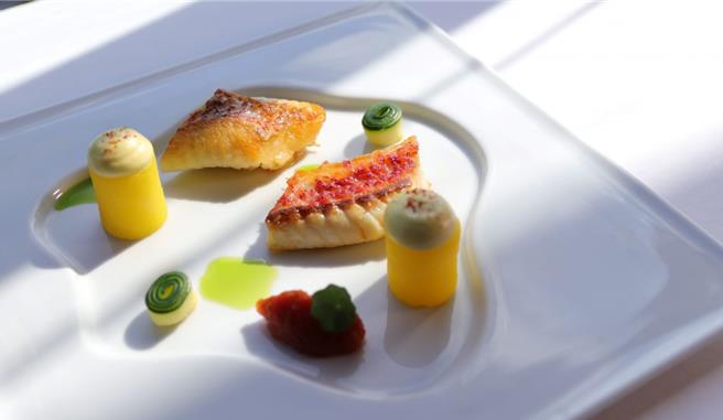 主菜「季节鲜鱼马赛海鲜酱汁」选用当季新鲜鱼货，以香煎手法呈现鱼肉细致，佐上鲜味十足的马赛海鲜酱汁，好吃好拍。（北投丽禧温泉酒店提供）