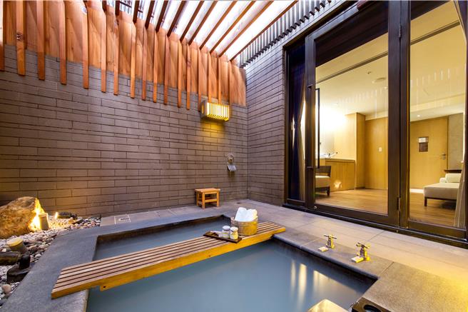半露天汤屋包含舒适汤池以及室内休憩区，可尽情享受白磺温泉的疗癒。（北投丽禧温泉酒店提供）
