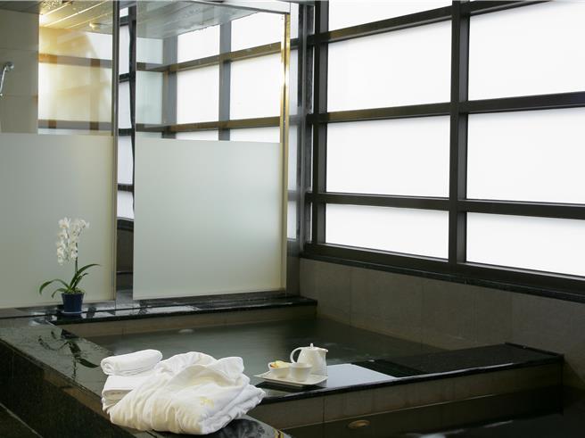 福容台北一馆为拥有温泉的市区饭店，以离家最近的温泉为诉求，推出「汤泉食旅一日游」泡汤加美食专案吸客。（福容大饭店 台北一馆提供）