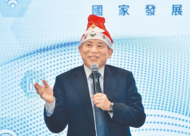 自幼受洗的国发会主委刘镜清，25日举办的国发会2024年终记者会上，提出12个施政亮点。图／王德为