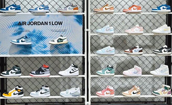 NIKE新一季財報優於市場預期，庫存去化告一段落，NIKE下單動能可望增強，台廠概念供應鏈儒鴻、廣越、冠星-KY、東隆興、竣邦-KY接單逐漸轉強，2025年營運可望有較明顯成長幅度。圖／本報資料照片