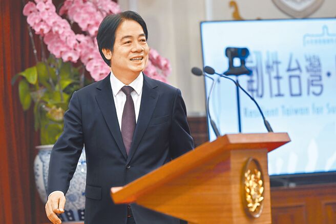 总统府26日早上首次邀集中央与地方，闭门桌上兵推，并由全社会防卫韧性委员担任观察员。图为赖清德总统今年9月主持第1次委员会议。（总统府提供）