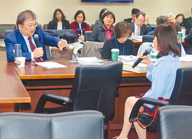 民眾党团不满卫福部霸凌案报告，立委陈昭姿（右）要求卫福部长邱泰源（左）道歉并重启调查，邱泰源强调一切依法办理。（刘宗龙摄）