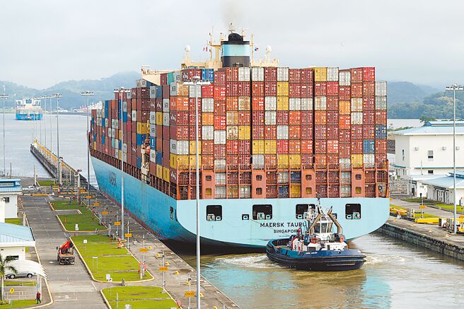 川普日前扬言「夺回巴拿马运河」的言论，引起巴拿马群眾抗议，要求他停止干涉国际水道。（路透）