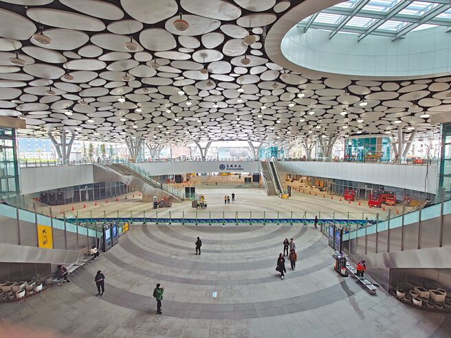 高雄車站預計於年底開放完整的下沉式廣場、天棚空間，耶誕節這天搶先曝光站內祕境。（任義宇攝）